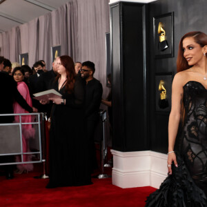 Vestido de Anitta no Grammy é da grife de luxo Versace