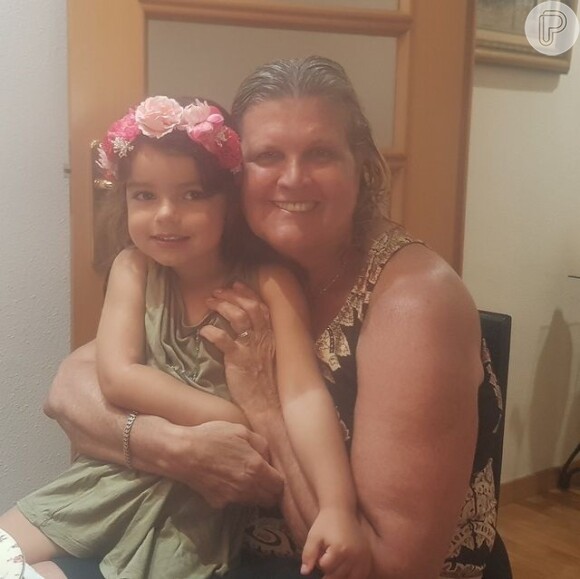 Irmã mais velha de Xuxa Meneghel, Mara Rubia Meneghel Casas posa com a neta Chloe em agosto de 2021, última postagem em seu feed de Instagram