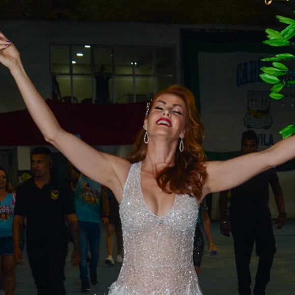 Ana Hickmann dividiu a cena com passistas em ensaio de Carnaval