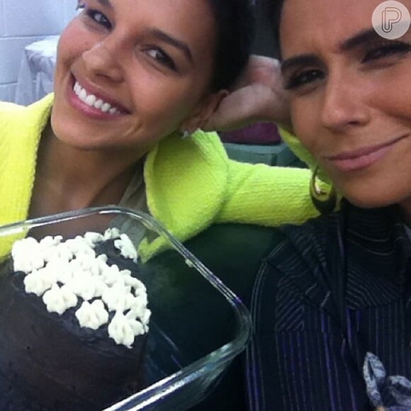 No Instagram, Giovanna Antonelli ostentou um bonito bolo de chocolate que foi devorado junto com a amiga de elenco, Mariana Rios