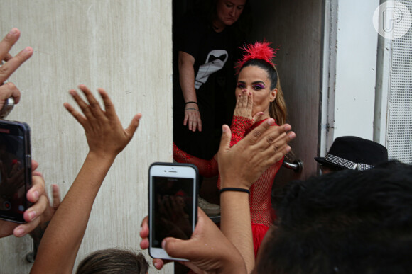 Acompanhada de Dado Dolabella, Wanessa Camargo estreou Bloco Xainirô no pré-carnaval de São Paulo