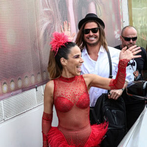 Wanessa Camargo chegou com Dado Dolabella para bloco de Carnaval