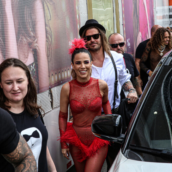 Wanessa Camargo foi fotografada chegando no trio elétrico acompanhada do namorado, Dado Dolabella