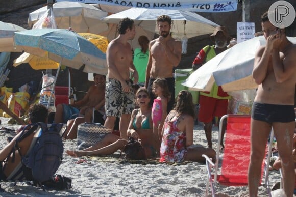Grazi Massafera e Cauã Reymond foram flagrados no início de dezembro em uma praia do Rio com a filha, Sofia