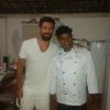 Cauã Reymond posou para foto com chef de cozinha de pousada em que ficou hospedado com Grazi Massafera no Réveillon