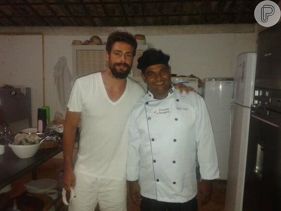 Cauã Reymond posou para foto com chef de cozinha de pousada em que ficou hospedado com Grazi Massafera no Réveillon