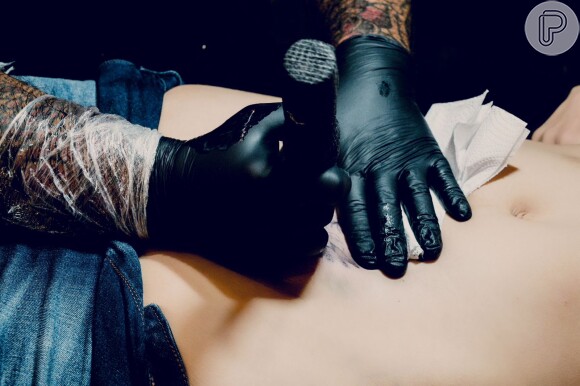 Luiza Ambiel fez uma tatuagem na região próxima à vagina