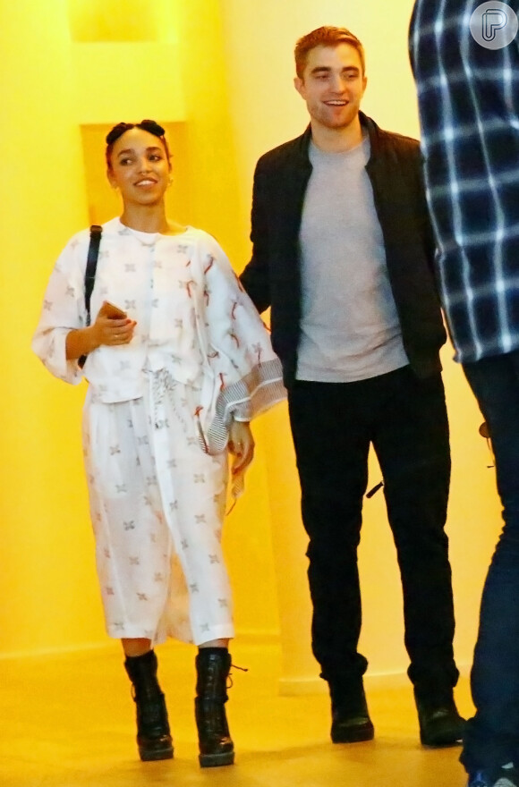 Robert Pattinson e a namorada, FKA Twigs,  foram juntos ao da 'Surface Magazine', em Miami, nos Estados Unidos