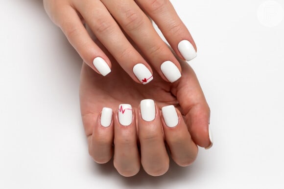 Unhas com esmalte clarinho e coração delicado é inspiração para o Valentine's Day