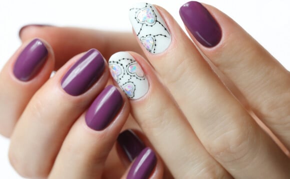 Unhas decoradas com branco ficaram modernas nessa combinação com esmate roxo