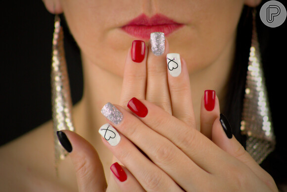 Unhas decoradas com glitter: no Valentine's Day, uma nail art marcante faz diferença no visual