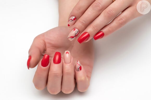 Unhas com nail art de coração em esmalte nude é minimalista para usar no Valentine's Day