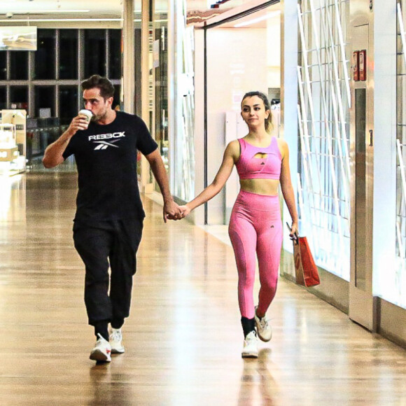 Rafael Cardoso e Vivian Linhares foram flagrados juntos logo após o fim do casamendo do ator vir à tona