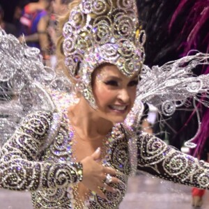 Carla Diaz beijou o noivo, encarou chuva e usou macacão com 20 mil cristais em estreia como madrinha de bateria da Estrela do Terceiro Milênio no carnaval 2023 em 18 de fevereiro de 2023