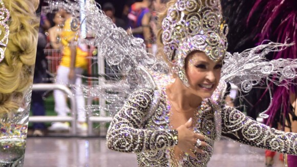 Carla Diaz usa macacão com 20 mil cristais, encara chuva e beija noivo em estreia como madrinha de bateria