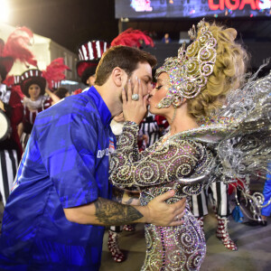 Carla Diaz e o noivo, Felipe Becari, se beijaram na concentração da Estrela do Terceiro Milênio no carnaval 2023
