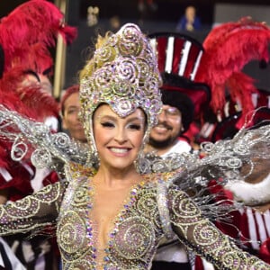 Carla Diaz usou macacão com 20 mil cristais como madrinha de bateria da Estrela do Terceiro Milênio no carnaval 2023