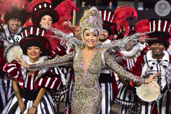Carla Diaz usou macacão com 20 mil cristais como madrinha de bateria da Estrela do Terceiro Milênio no carnaval 2023
