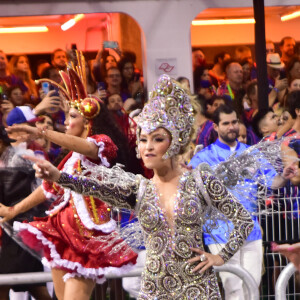 Carla Diaz brilhou ao estrear como madrinha de bateria no carnaval de São Paulo