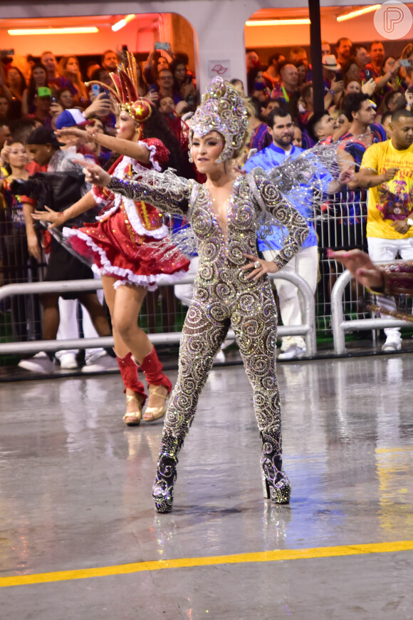 Carla Diaz brilhou ao estrear como madrinha de bateria no carnaval de São Paulo