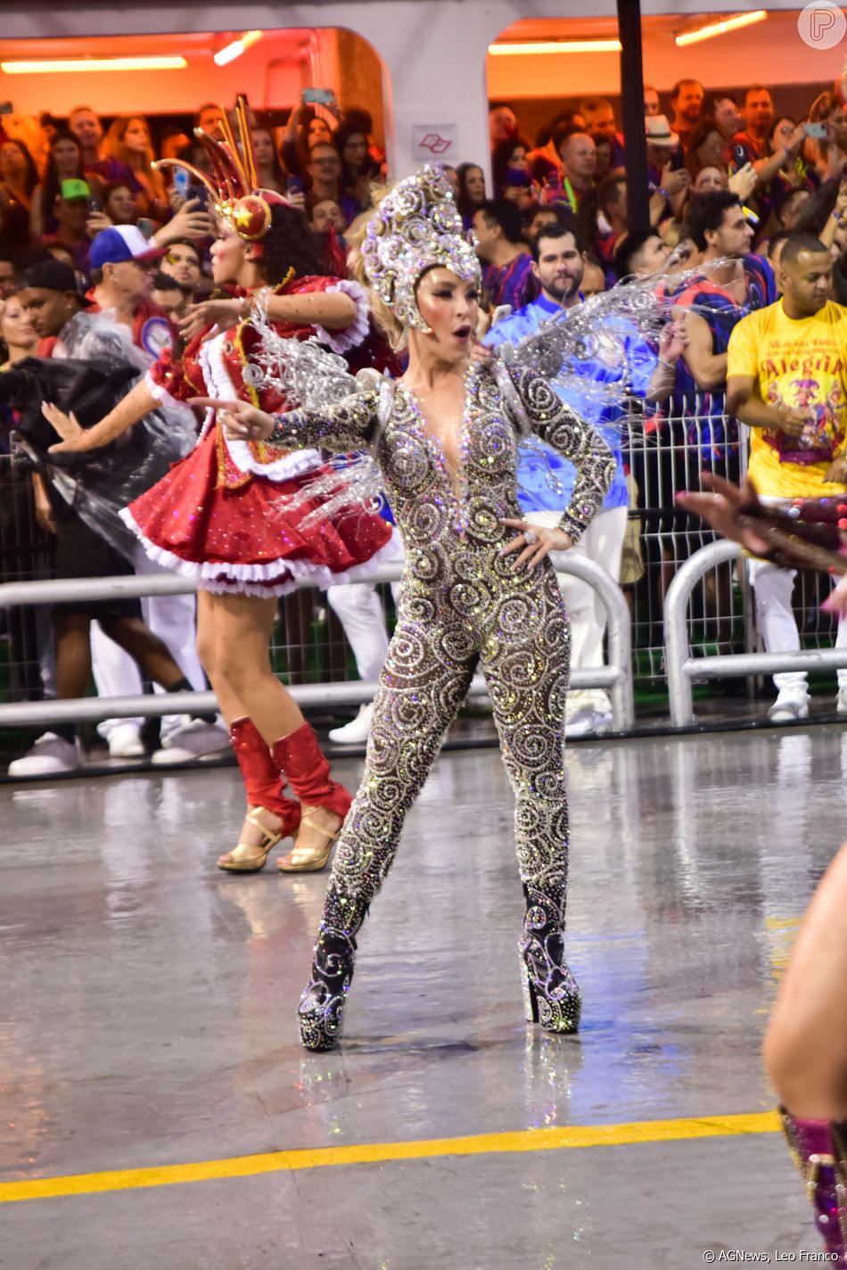 Carnaval Carla Diaz Usa Macac O Colado No Corpo E Beija Noivo Em Desfile Fotos Fotos