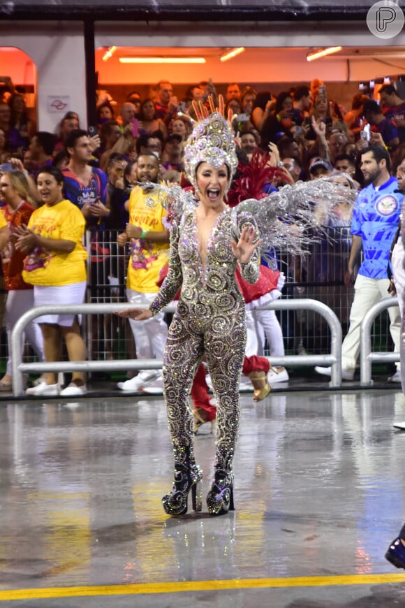 Carla Diaz contou que estava pronta para encarar a chuva, que acabou vindo no desfile da Estrela do Terceiro Milênio