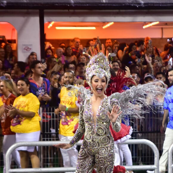 Carla Diaz contou que estava pronta para encarar a chuva, que acabou vindo no desfile da Estrela do Terceiro Milênio