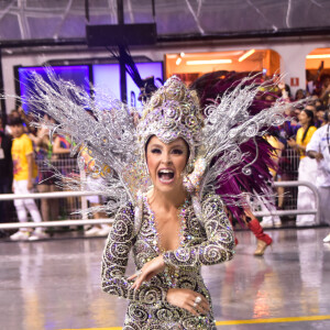Carla Diaz arrasou com um macacão colado no corpo no desfile de carnaval da Estrela do Terceiro Milênio