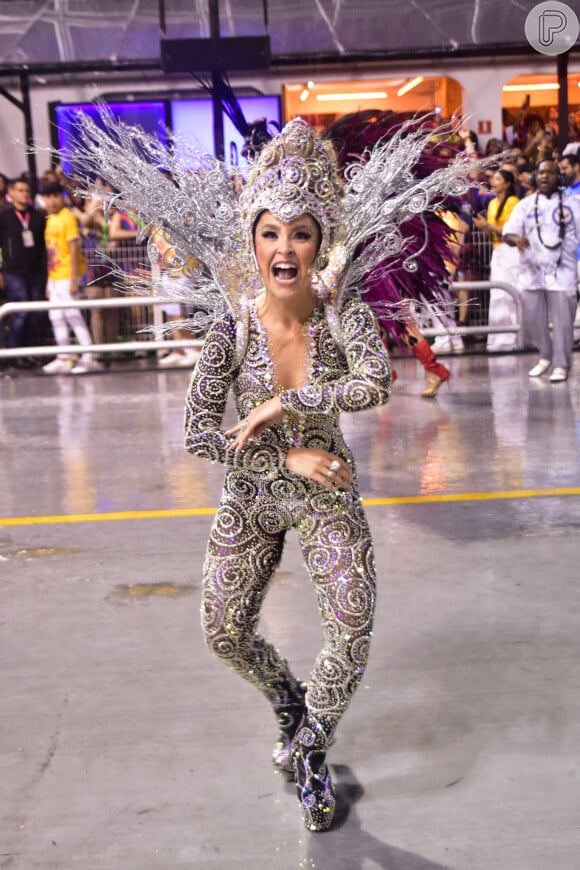 Carla Diaz arrasou com um macacão colado no corpo no desfile de carnaval da Estrela do Terceiro Milênio