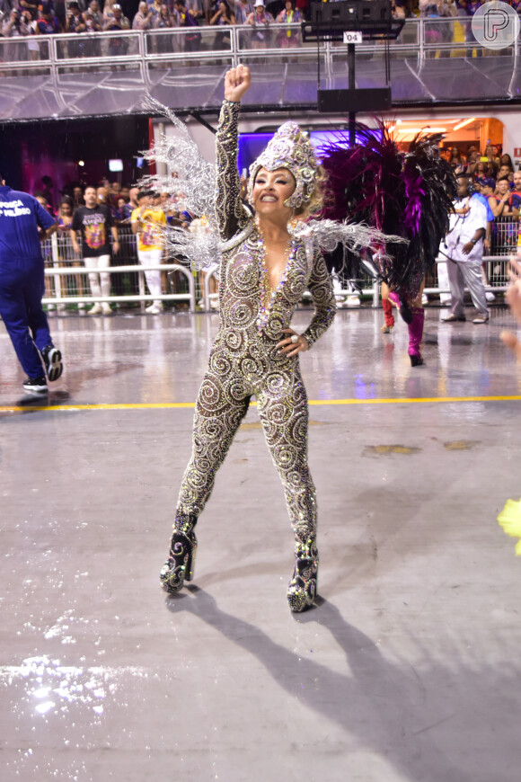 Carla Diaz fez bonito como madrinha de bateria no desfile do carnaval 2023 da Estrela do Terceiro Milênio