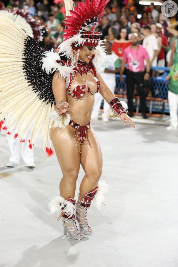 Larissa Tomásia se divertiu no primeiro dia de desfiles das escolas de samba do Rio