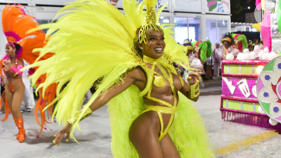 A ex-'BBB 20' Thelma Assis desfilou como musa da Mangueira no carnaval 2023 em 20 de fevereiro de 2023