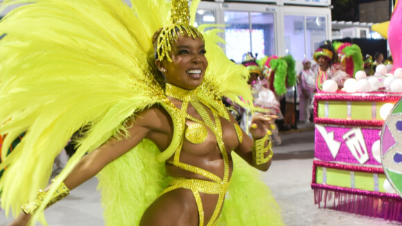 Ex-BBB Thelma Assis estreia como musa da Mangueira em look monocromático e recortado no carnaval 2023