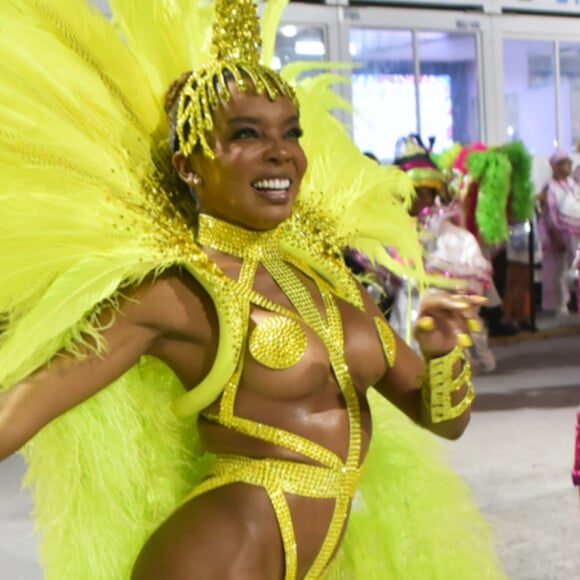 A ex-'BBB 20' Thelma Assis desfilou como musa da Mangueira no carnaval 2023 em 20 de fevereiro de 2023