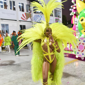 A ex-'BBB 20' Thelma Assis veio à frente de um dos cinco carros alegóricos da Mangueira no carnaval 2023