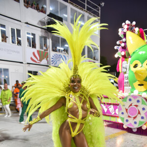 Thelma Assis, do 'BBB 23', apostou em uma fantasia com plumas no adereço de cabeça e no costeiro, no carnaval 2023 da Mangueira