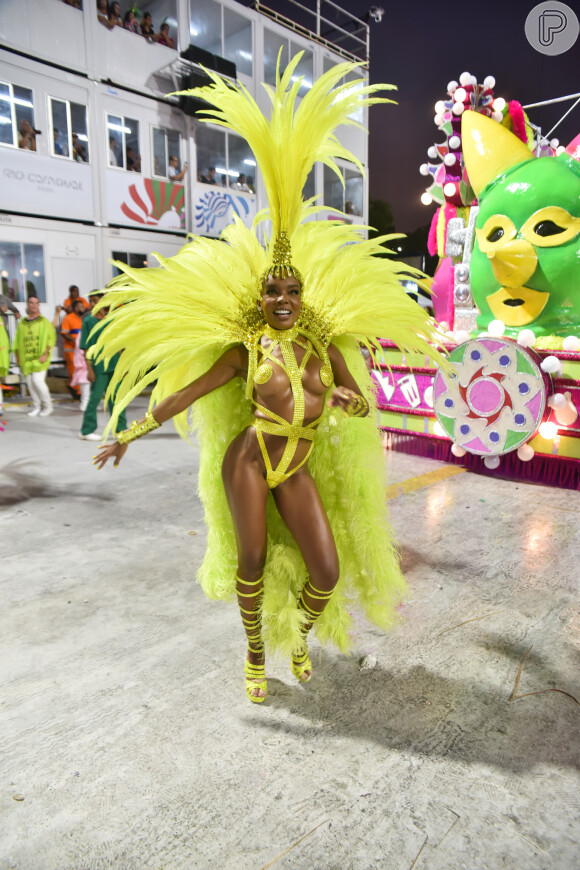 Thelma Assis, do 'BBB 23', apostou em uma fantasia com plumas no adereço de cabeça e no costeiro, no carnaval 2023 da Mangueira