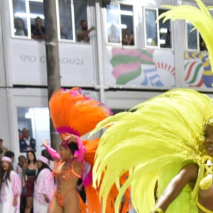 Thelma Assis, do 'BBB 23', escolheu um look recortado para desfile da Mangueira no carnaval 2023