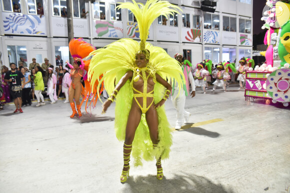Thelma Assis, do 'BBB 23', escolheu um look recortado para desfile da Mangueira no carnaval 2023
