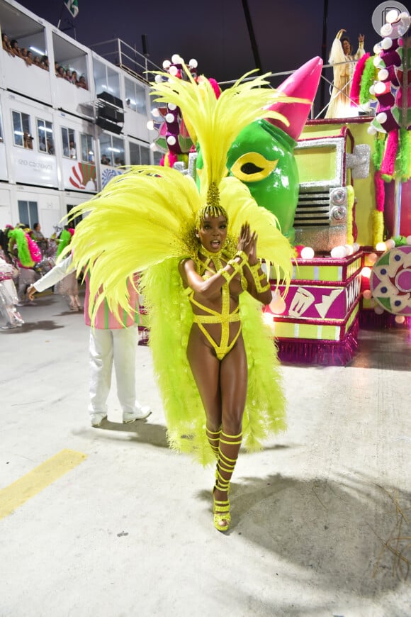 Thelma Assis brilhou em estreia como musa da Mangueira no carnaval 2023