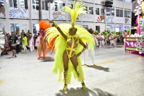 Thelma Assis usou look monocromático em estreia como musa da Mangueira no carnaval 2023