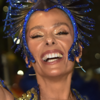 Carnaval 2023: Adriane Galisteu exibe virilha sarada em look para retorno triunfal à Portela. Fotos!
