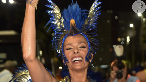 Adriane Galisteu retomou o posto de Madrinha de Bateria da Portela para o desfile de comemoração dos 100 anos da escola de samba