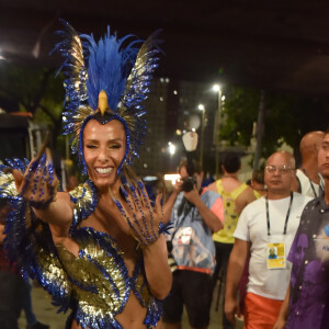 Carnaval 2023: Adriane Galisteu desfilou com garras e cabeça de águia
