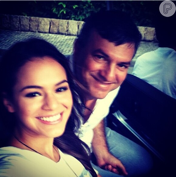 Bruna Marquezine leva o pai, Telmo Maia, para acompanhá-la na gravação de 'Salve Jorge' e declara seu carinho para ele pelo Instagram, em 29 de março de 2013
