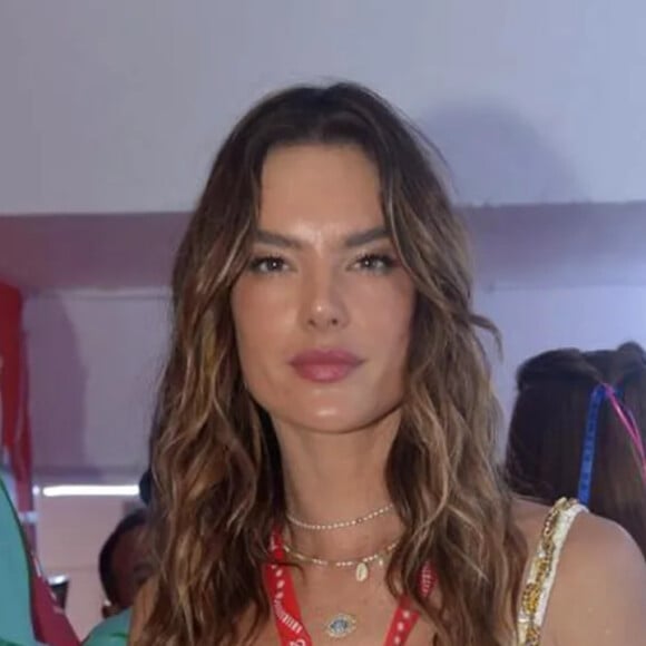 Alessandra Ambrosio desconversou sobre suposto affair com Marcus Buaiz