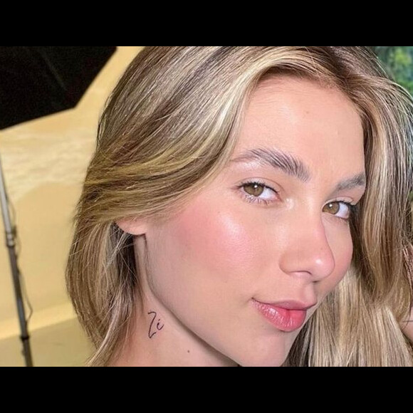Virgínia tatuou o nome de Zé Felipe no pescoço em homenagem ao marido