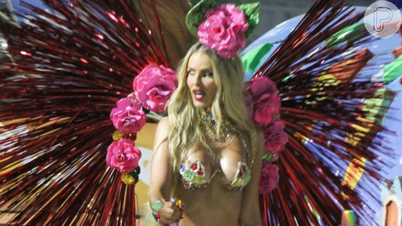 Yasmin Brunet estreou no Carnaval do Rio de Janeiro neste domingo (20) como uma das integrantes do desfile da Grande Rio