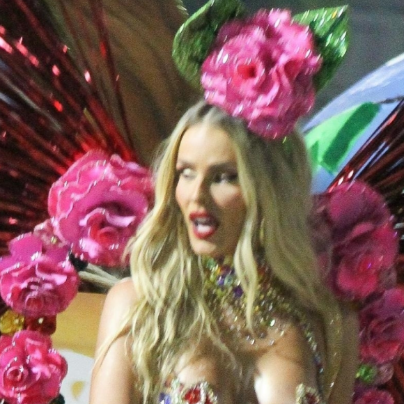 Yasmin Brunet estreou no Carnaval do Rio de Janeiro neste domingo (20) como uma das integrantes do desfile da Grande Rio