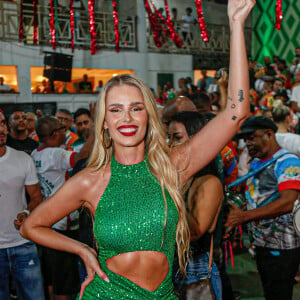 Yasmin Brunet se machucou porque a parte de baixo da roupa foi costurada já sob o corpo dela